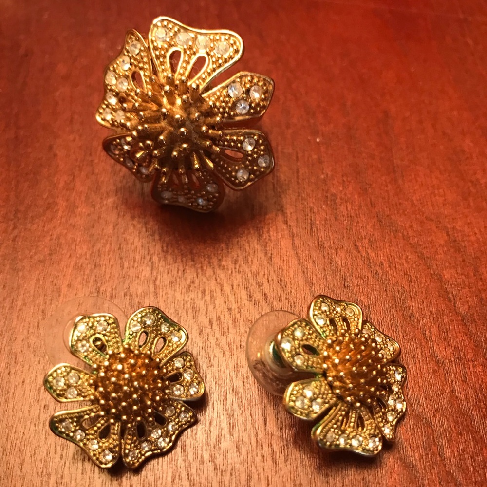 Set of earrings and ring.